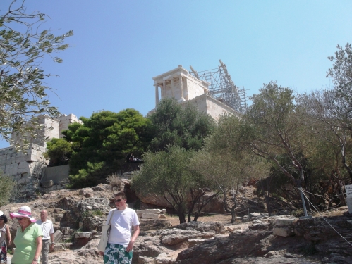Calea de acces spre Acropole pe la vest de Odeonul lui Herod Atticus
